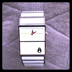 EUC white Nixon Chalet